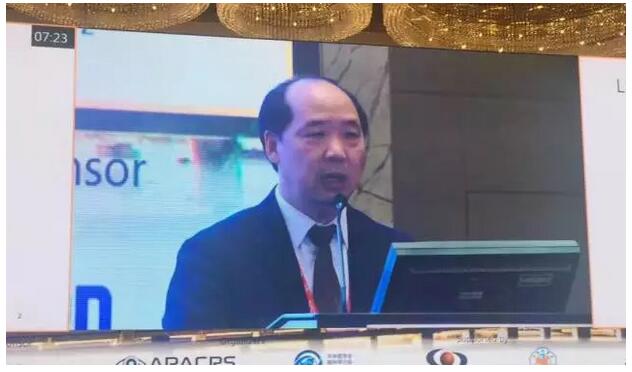 开云手机平台-开云（中国）集团众多专家受邀出席，并在多个重要论坛作专题发言、论文发言和壁报交流(郭海科教授和张广斌教授在多个论坛担任会议主持)，与国内外眼科同行坐而论道，大放异彩!其中，在“大师功夫论道”环节，开云手机平台-开云（中国）集团业务副总院长、 席白内障专家、厦门大学附属厦门眼科中心郭海科教授凭借高明 的手术技巧，从13位世界 白内障屈光手术大师中脱颖