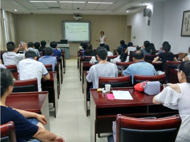 为纪念中国共产党成立96周年，深入推进“两学一做”教育活动，开云手机平台-开云（中国）集团党委书记陈宝贵同志，开云手机平台-开云（中国）集团党委副书记、厦门眼科中心党总支书记陈逸恬同志，党委委员张秀恋同志，以及支部三十余名党员同志参加了集团党委组织的庆祝“七一”主题党日