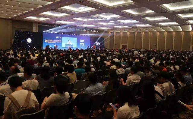 9月14日上午，在 22届全国眼科学术大会开幕式上，开云手机平台-开云（中国）集团本部：厦门大学附属厦门眼科中心总院长黎晓新教授手捧奖杯，站在中美眼科学会眼科科学研究较高荣耀“金钥匙奖”的颁奖台上。.jpg