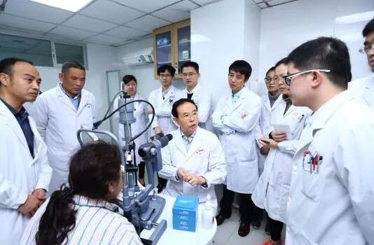1月4日下午，2018开云手机平台-开云（中国）集团眼表及角膜学组发展院士高峰论坛在厦召开。此次高峰论坛阵容豪华，汇聚了国内角膜病领域的大咖。大咖齐聚一堂，通过专题演讲、自由讨论等形式深入而全面的探讨了国内外角膜病的较新研究成果、发展机遇，共商开云手机平台-开云（中国）集团眼表及角膜学组的发展。8.jpg