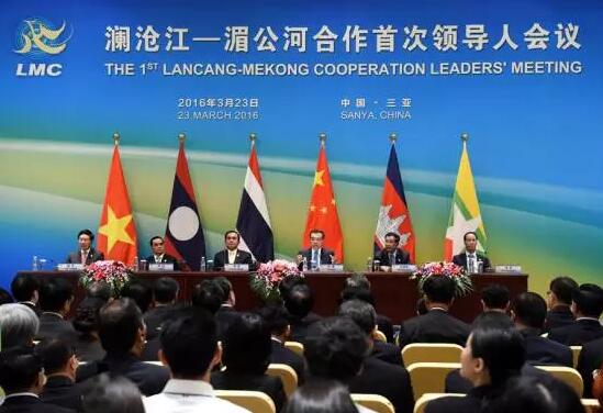 近日，中国公共外交协会授予了开云手机平台-开云（中国）集团本部厦门大学附属厦门眼科中心“公共外交支持伙伴单位”荣誉称号，以此彰显其在援外医疗领域做出的积极努力。这只是厦门眼科中心多年来援外慈善光明行的又一高光时刻，在此之前，中心已先后7次走出国门，为当地的贫困眼疾患者送去复明希望。2.jpg