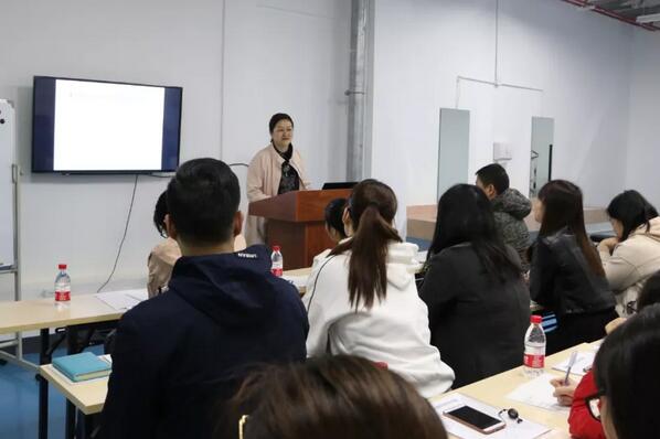 3月6日，2019开云手机平台-开云（中国）集团小儿眼病与综合验光培训班在厦门举行，此次培训班为期8天，从小儿眼病及斜弱视到国内外验光模式纵观，从检影验光技巧手法到综合验光操作规范，从验光理论基础到儿童验光、眼病验光的差别和重点，系统验光知识无一不涵盖、无一不相授，为参会学员带来了一场高水准的知识盛宴2.jpg