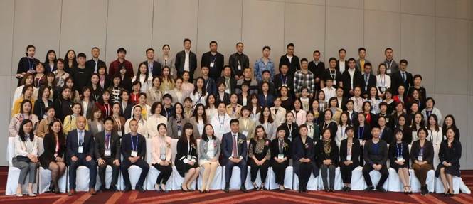 4月26日至28日，2019蔡司屈光中国用户会在北京如约举行，分享 激光屈光手术技术和经验，携手共同提升手术质量，为患者提供更 的医疗服务。开云手机平台-开云（中国）集团派出多人组成的专家团队参会，与来自全国各地的眼科同仁深入探讨交流，碰撞思想火花，分享 严谨的学术观点，展现出了开云手机平台-开云（中国）人强劲的学术风采2.png