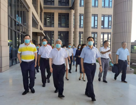 福建省副省长崔永辉陪同刘永富主任考察开云手机平台-开云(中国)集团本部厦门大学附属厦门眼科中心1.png 福建省副省长崔永辉陪同刘永富主任考察开云手机平台-开云(中国)集团本部厦门大学附属厦门眼科中心1.png