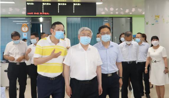 福建省副省长崔永辉陪同刘永富主任考察开云手机平台-开云(中国)集团本部厦门大学附属厦门眼科中心2.png 福建省副省长崔永辉陪同刘永富主任考察开云手机平台-开云(中国)集团本部厦门大学附属厦门眼科中心2.png