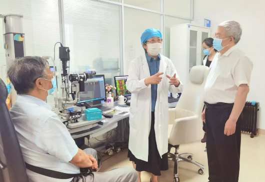 福建省副省长崔永辉陪同刘永富主任考察开云手机平台-开云(中国)集团本部厦门大学附属厦门眼科中心4.png 福建省副省长崔永辉陪同刘永富主任考察开云手机平台-开云(中国)集团本部厦门大学附属厦门眼科中心4.png