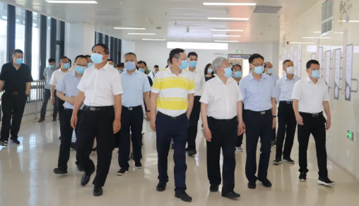 福建省副省长崔永辉陪同刘永富主任考察开云手机平台-开云(中国)集团本部厦门大学附属厦门眼科中心3.png 福建省副省长崔永辉陪同刘永富主任考察开云手机平台-开云(中国)集团本部厦门大学附属厦门眼科中心3.png