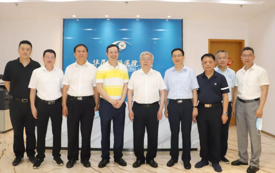 福建省副省长崔永辉陪同刘永富主任考察开云手机平台-开云(中国)集团本部厦门大学附属厦门眼科中心5.png 福建省副省长崔永辉陪同刘永富主任考察开云手机平台-开云(中国)集团本部厦门大学附属厦门眼科中心5.png