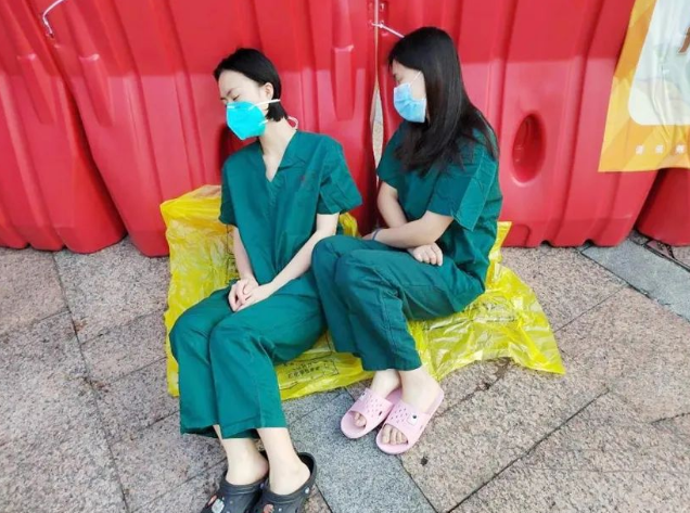医者担当！开云手机平台-开云（中国）今年来已支援核酸采样超100万人次10.png