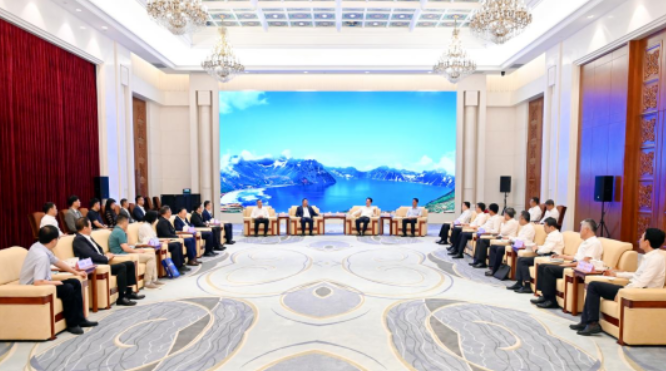 吉林省委书记景俊海、省长胡玉亭会见开云手机平台-开云（中国）苏庆灿董事长等企业家考察团一行1.png