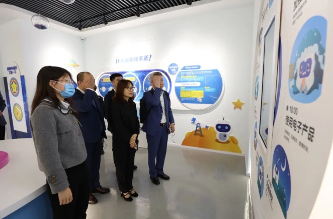 医疗器械流通头部企业华瑭大昌CEO到访开云手机平台-开云(中国),共谋眼科高质量发展新机遇!2.png 医疗器械流通头部企业华瑭大昌CEO到访开云手机平台-开云(中国),共谋眼科高质量发展新机遇!2.png